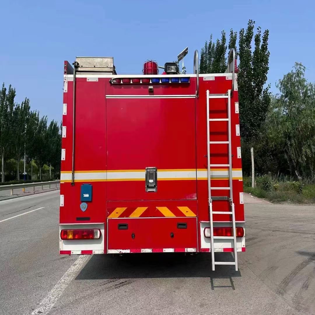 Used SINOTRUK HOWO Double Cab Water Tank Fire Truck