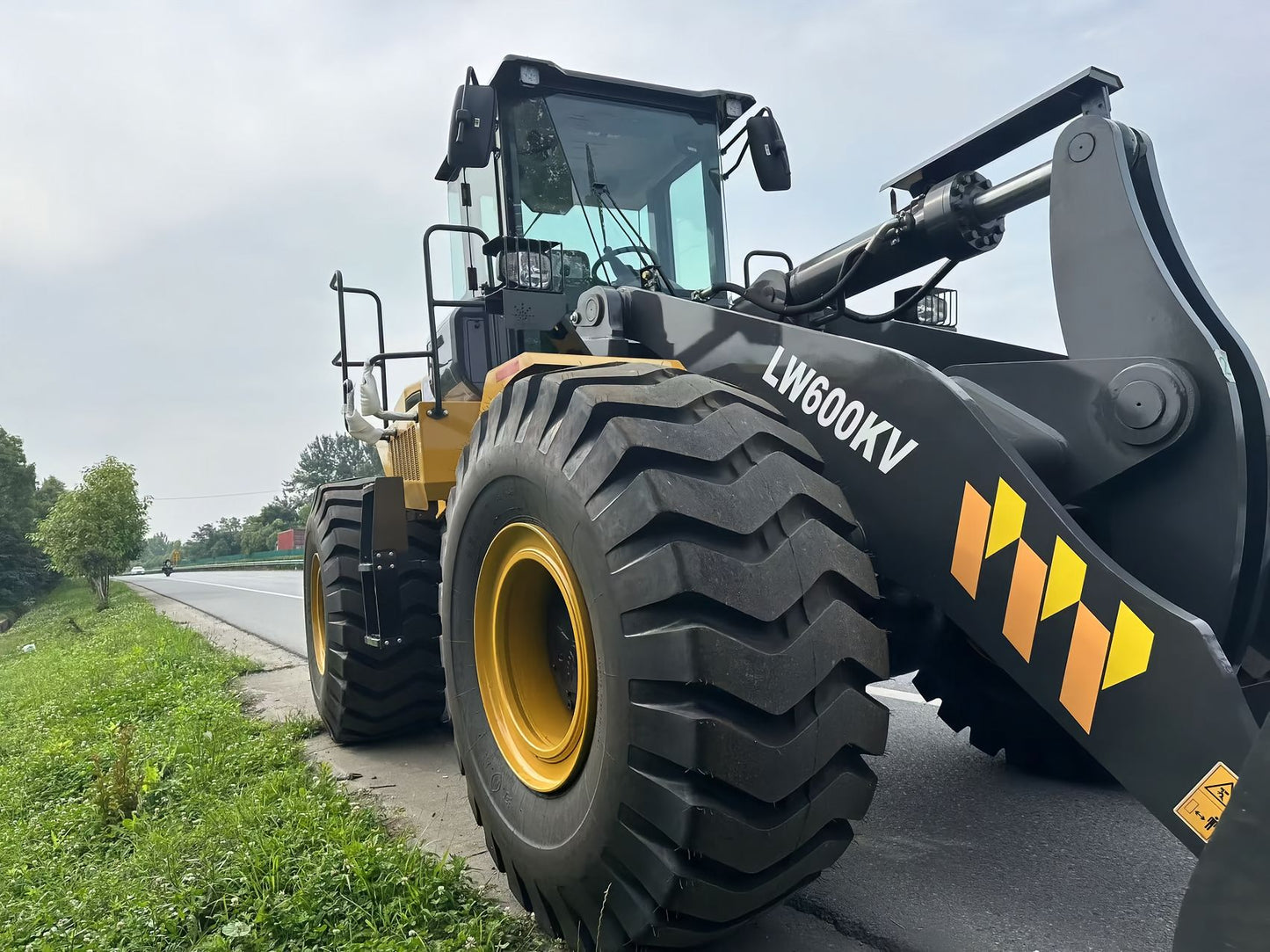 Used XCMG LW600KV Wheel Loader for sale engine and hydraulic area for sale