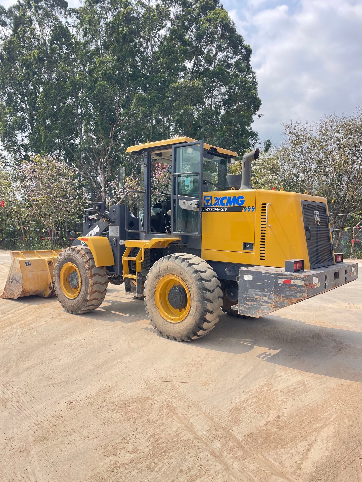 Used XCMG LW300FV-GIV Wheel Loader for sale tire and chassis detail for sale