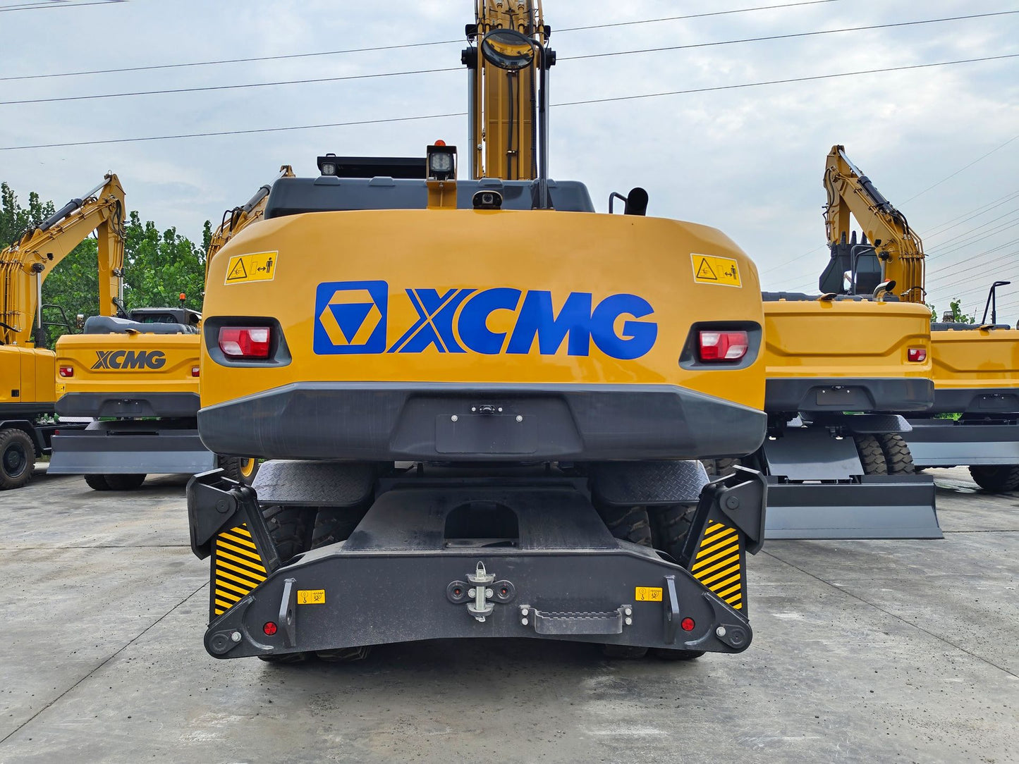 Used XCMG XE210WD Wheel EXCAVATOR for sale engine and hydraulic area for sale