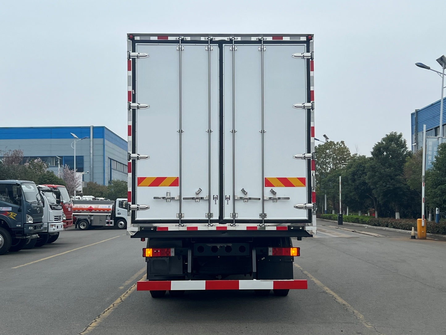 Used Dongfeng KINGRUN 42M³ Refrigerated Truck for Sale - Alternative Stock detail view