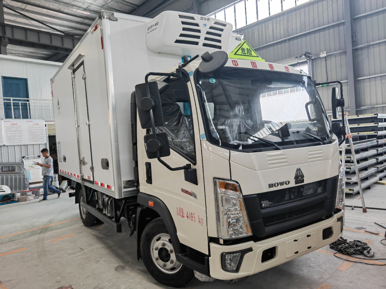 Used Sinotruk 130HP Refrigerated Medical Waste Truck for Sale detail view