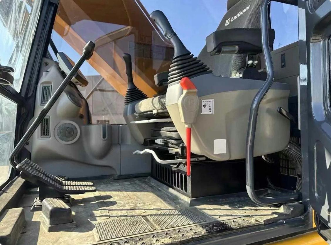 Used Liugong 920E Excavator for Sale engine and hydraulic area for sale