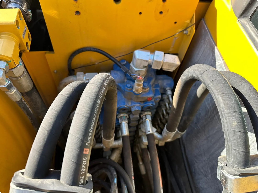 Used Sdlg E675F Excavator for Sale tire and chassis detail for sale
