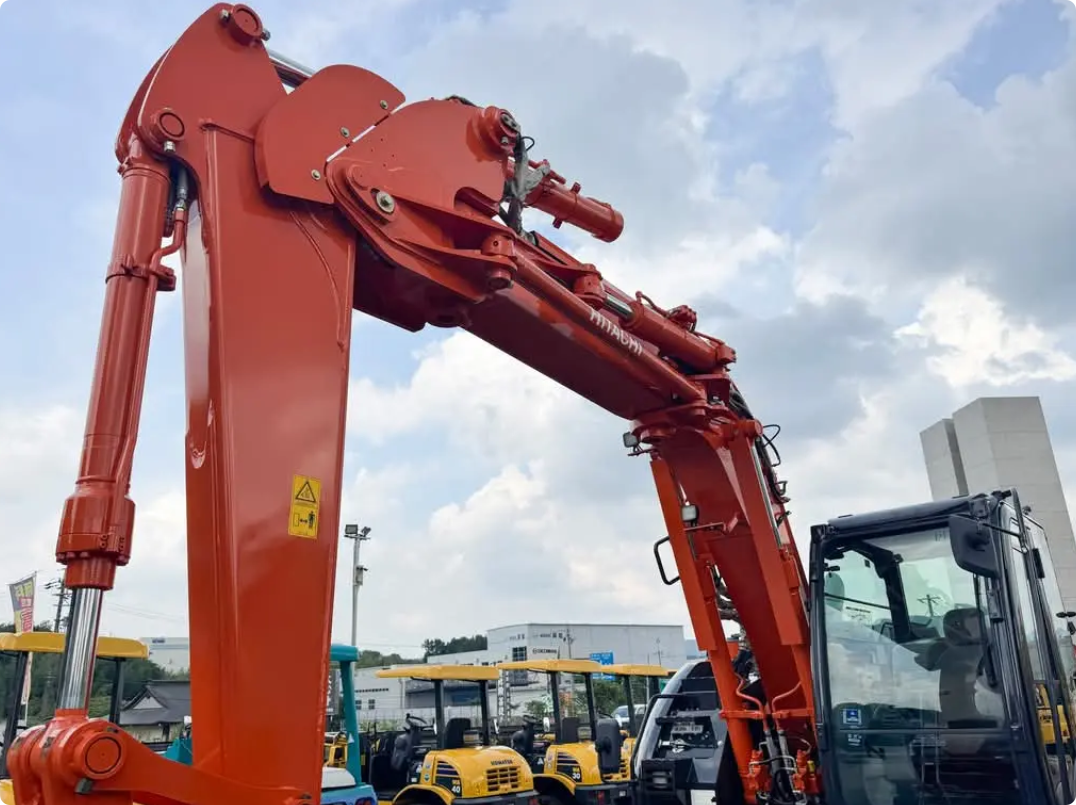 Used Hitachi ZX135 Excavator for Sale tire and chassis detail for sale