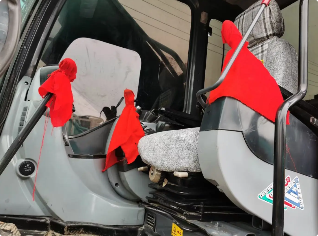 Used Kobelco SK480LC-8 Excavator for Sale tire and chassis detail for sale