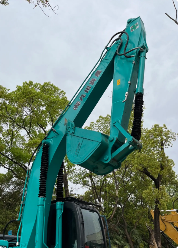 Used Kobelco SK200-8 Excavator for Sale tire and chassis detail for sale