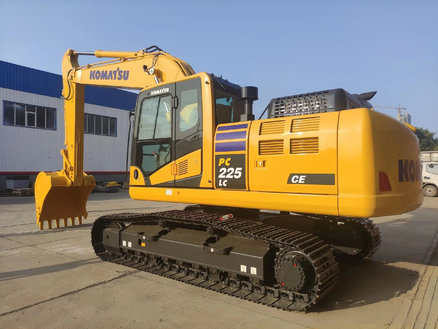 NEW KOMATSU PC225LC-11M1