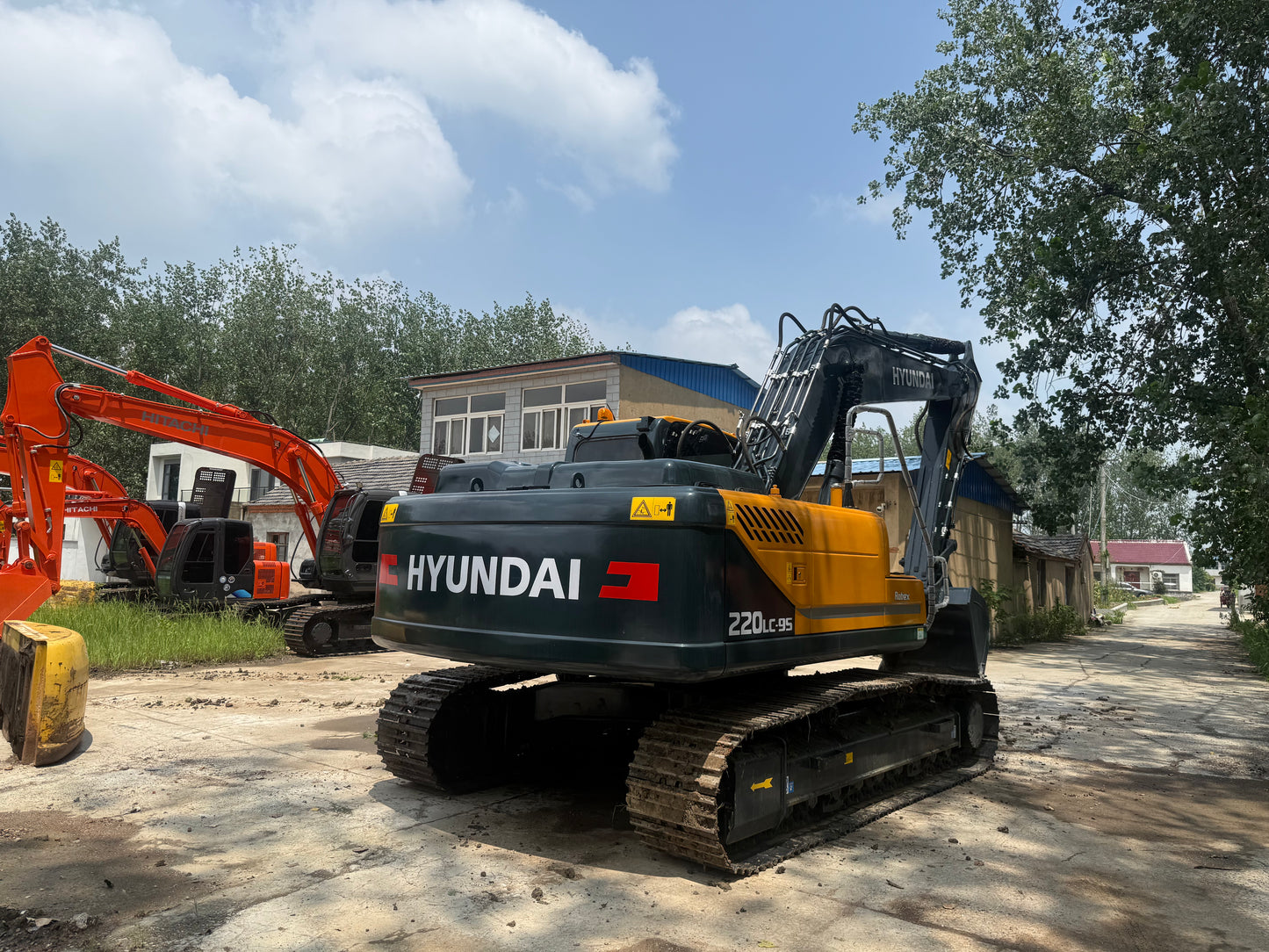 USED HYUNDAI R220LC-9S