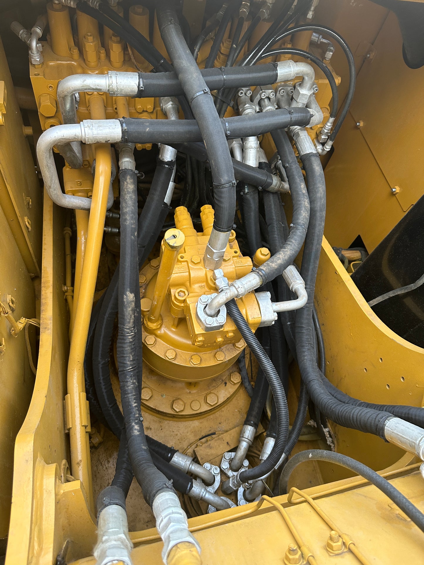 Used Caterpillar 320D2L Excavator for Sale tire and chassis detail for sale