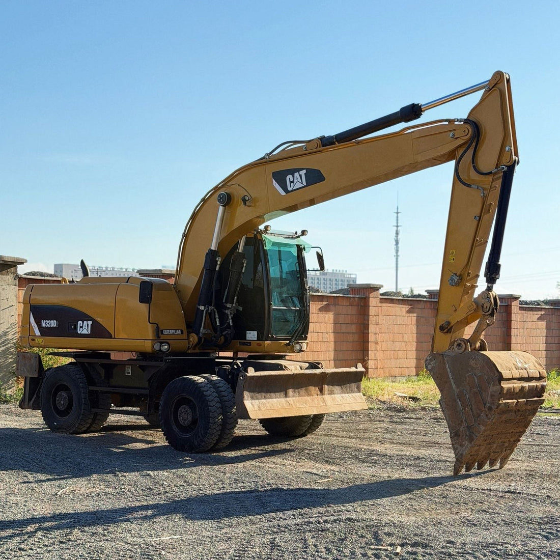 Used wheel excavator side view for mobility and working size comparison