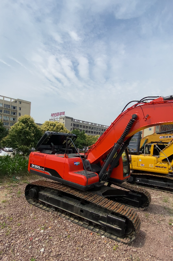 Used DOOSAN DH300LC-9 crawler excavator real inventory view 5