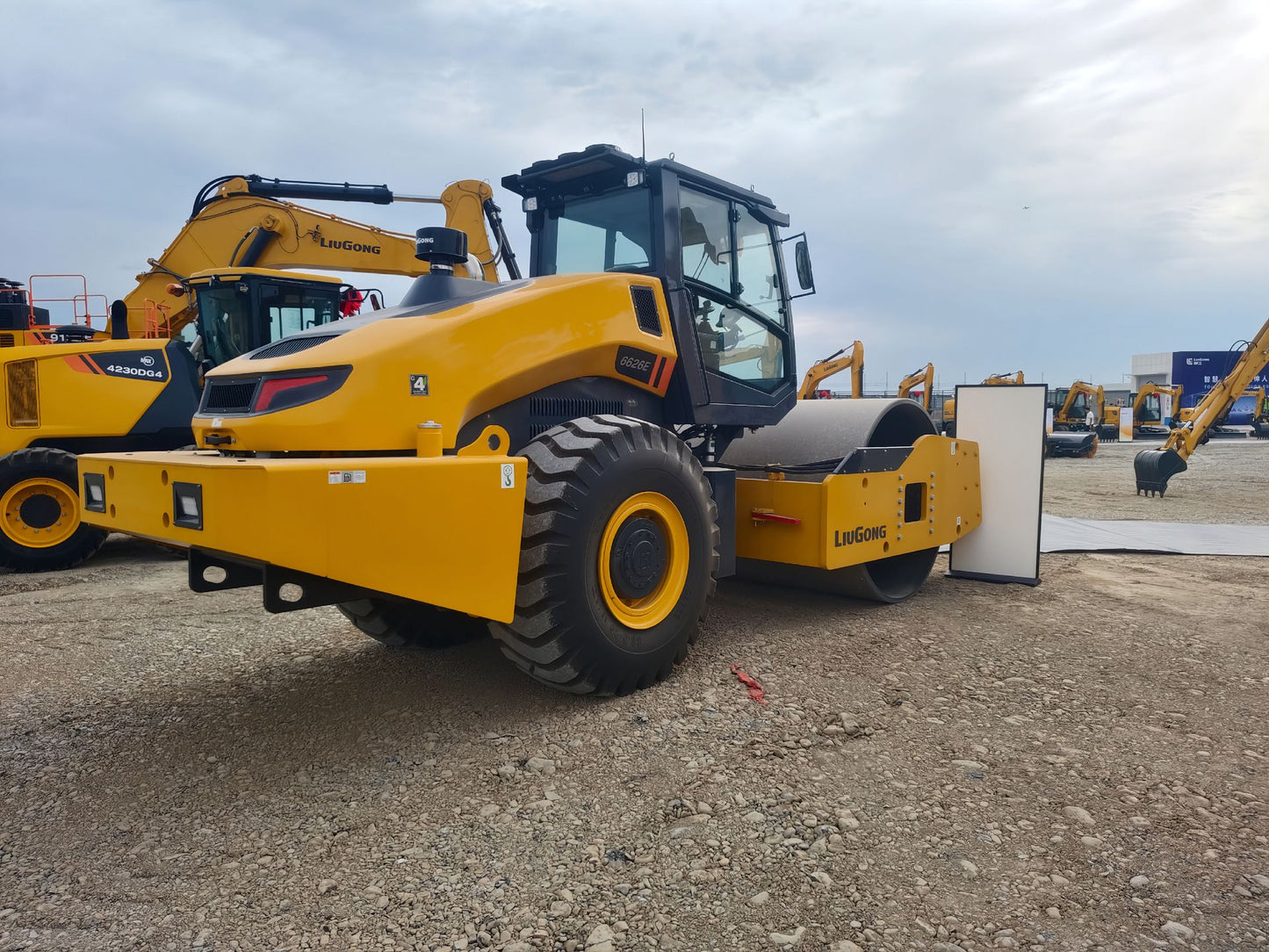 New Liugong 6626EG4 DUAL-DRIVE Road Roller for Sale front view