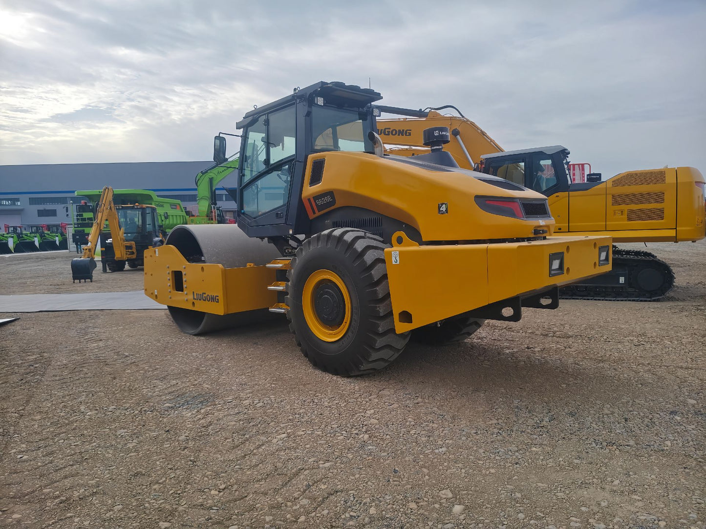 New Liugong 6626EG4 DUAL-DRIVE Road Roller for Sale detail view
