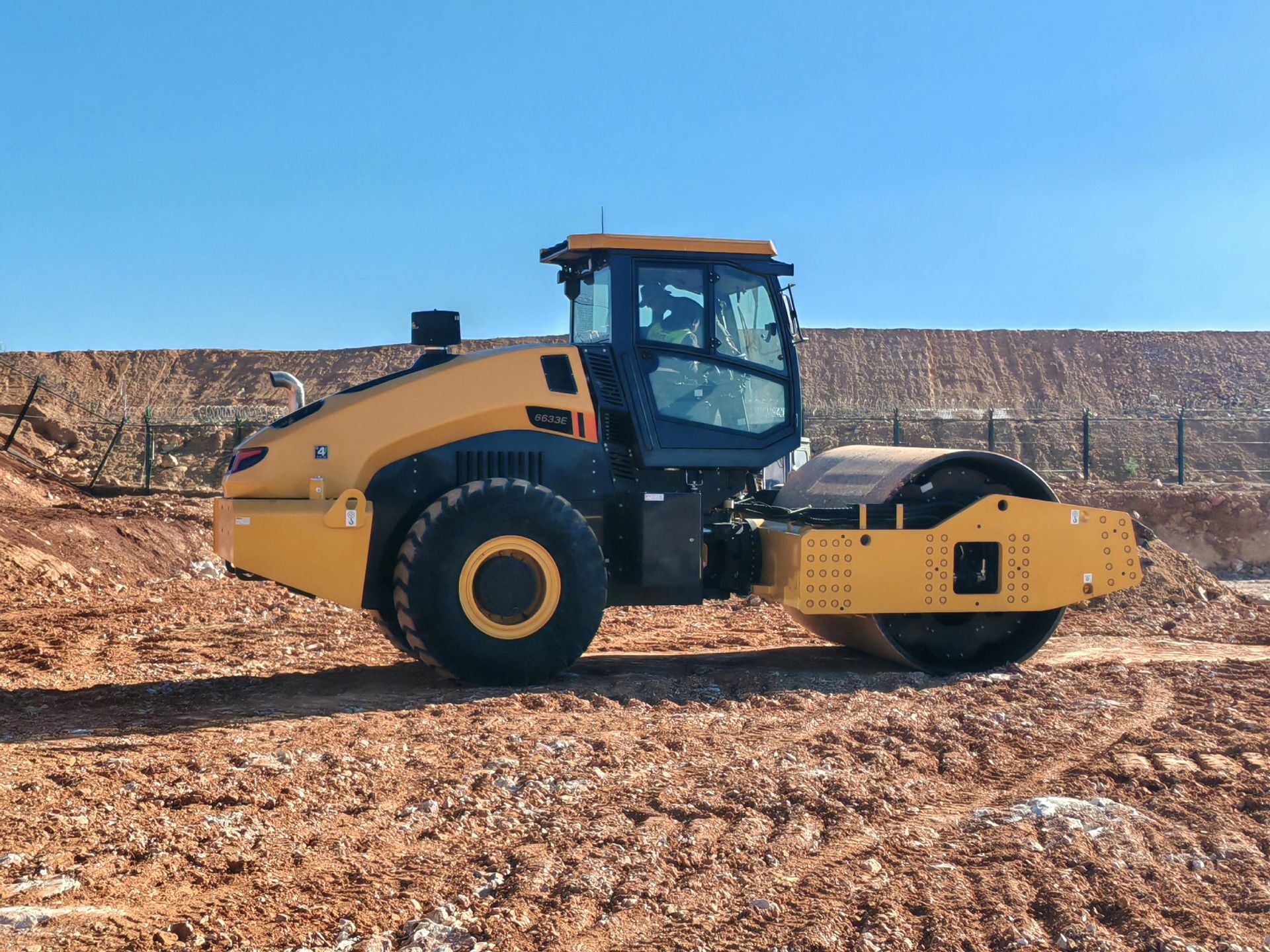 New Liugong 6633EG4 Road Roller for Sale rear side view