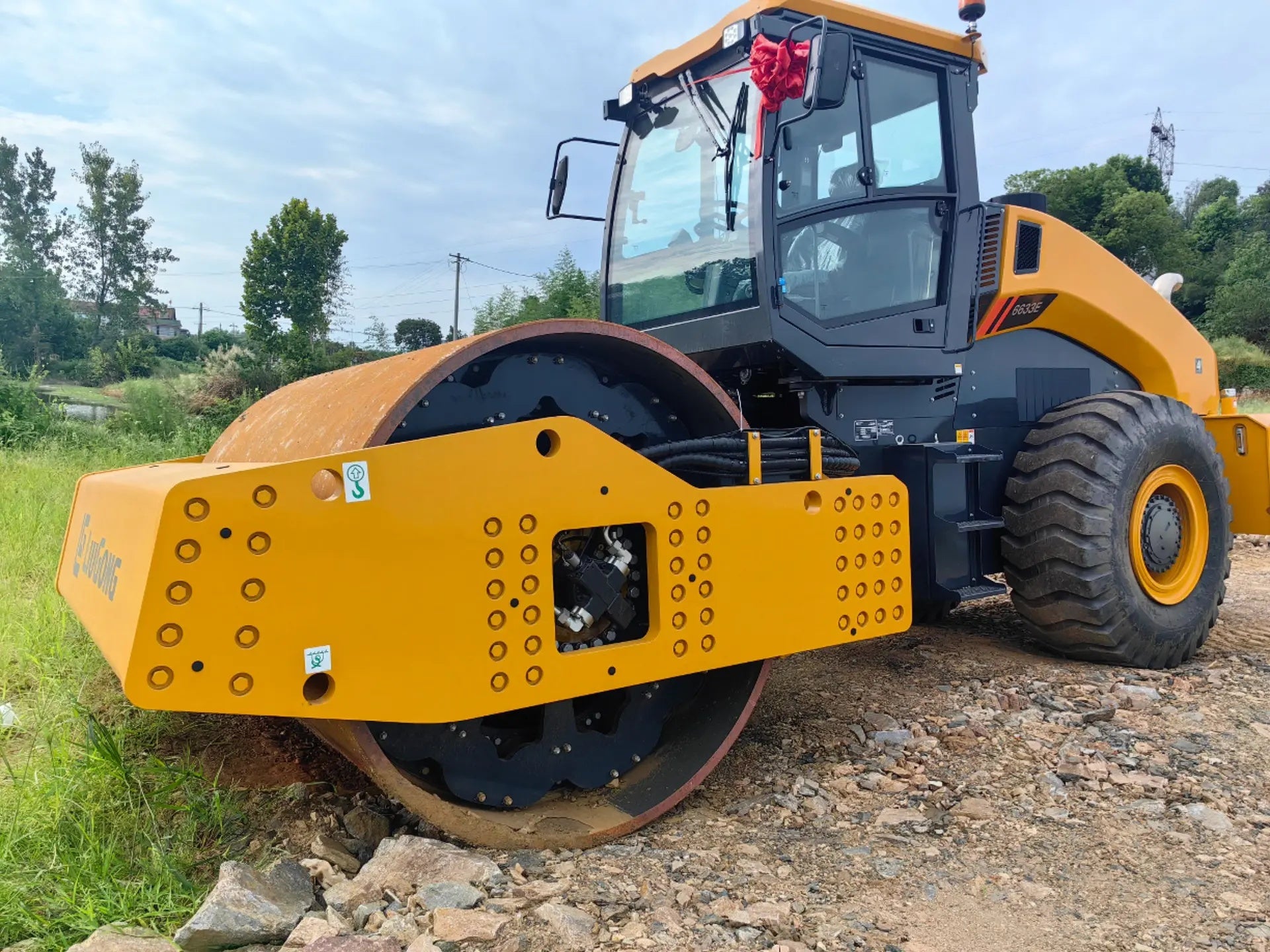 New Liugong 6633EG4 Road Roller for Sale detail view