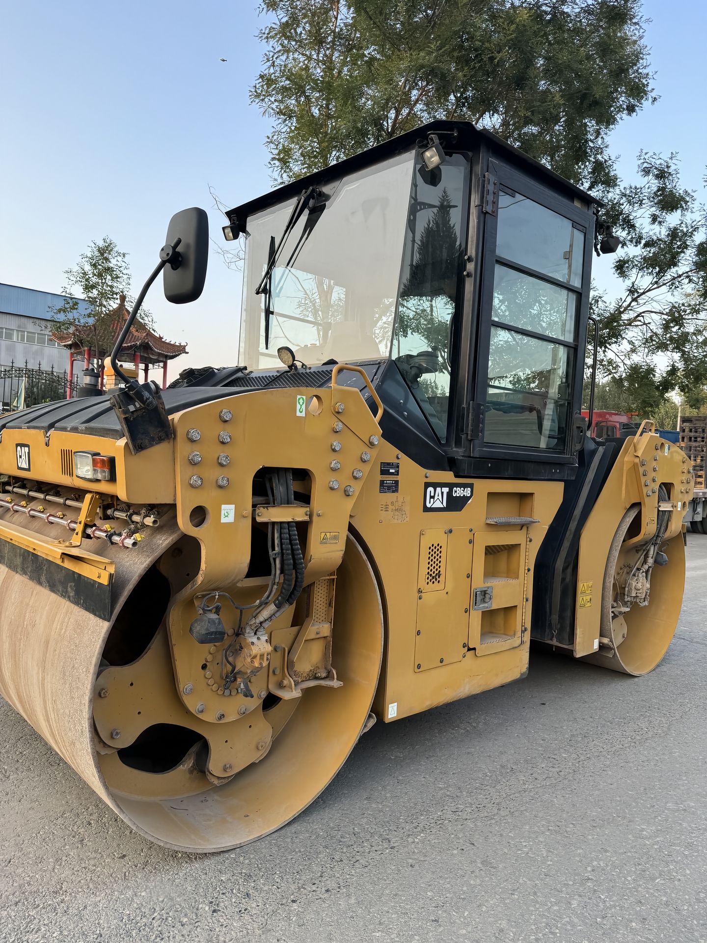 Used Caterpillar CB64B Road Roller for Sale detail view