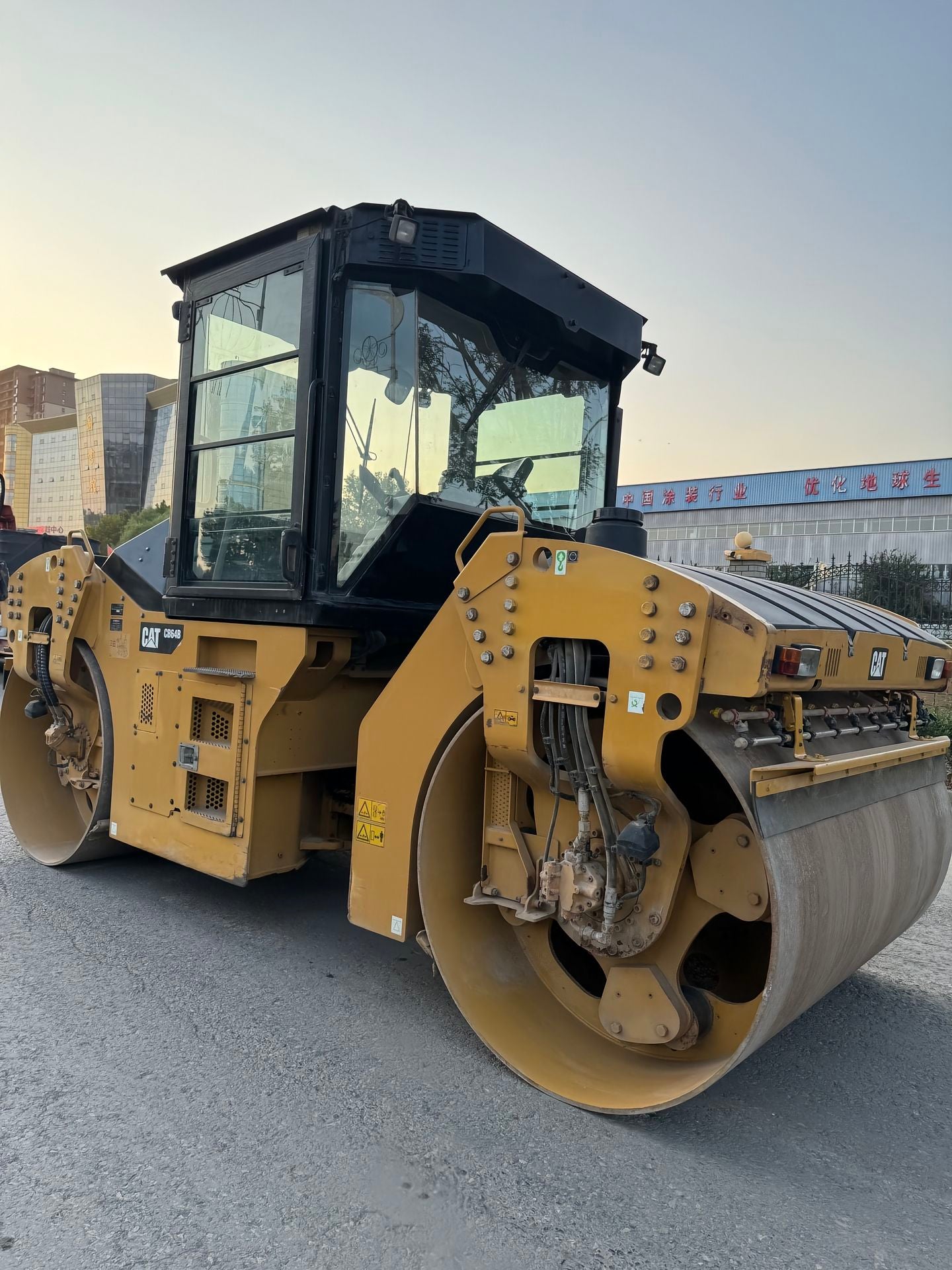 Used Caterpillar CB64B Road Roller for Sale detail view