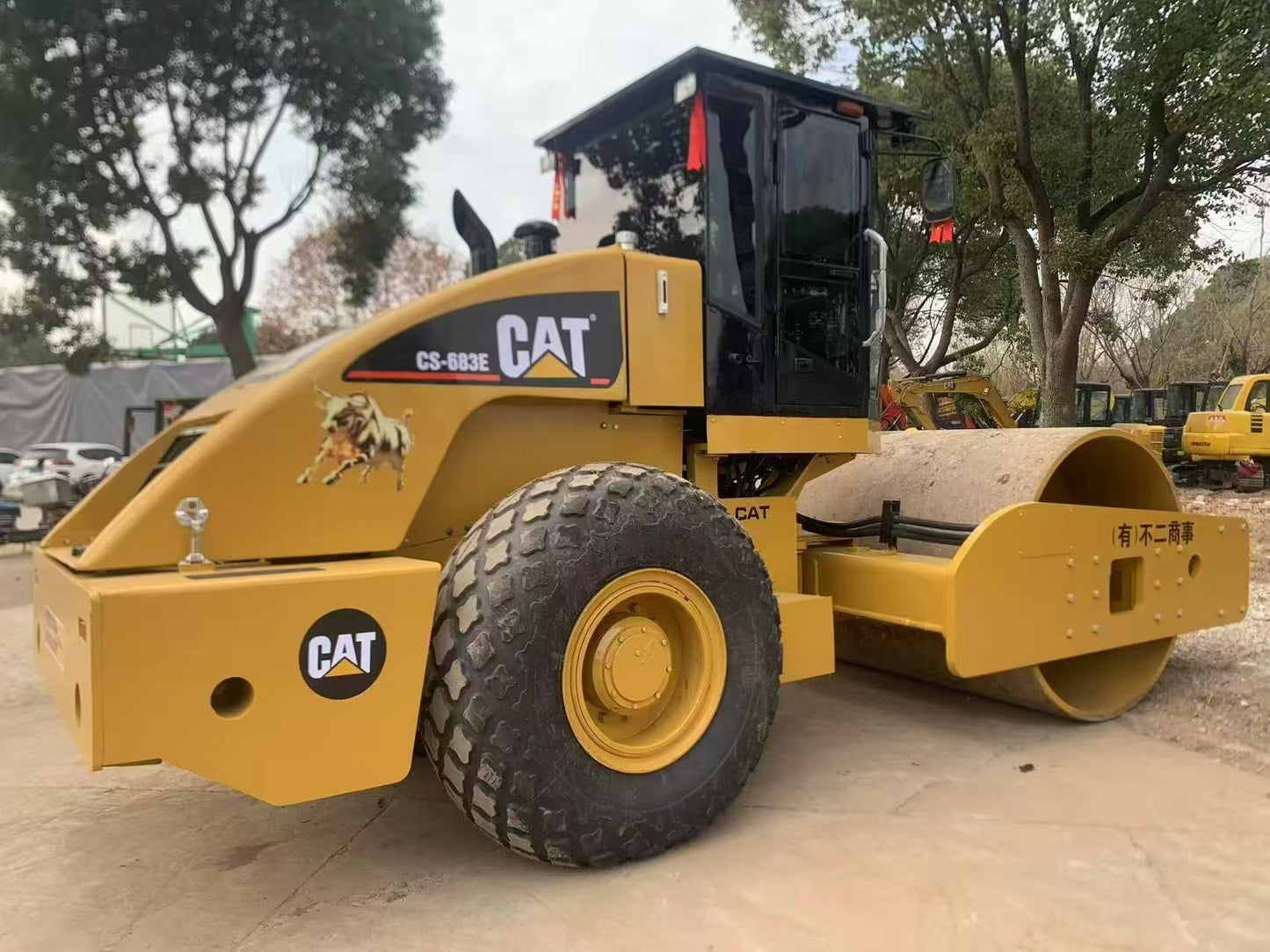 Used Caterpillar CS683E Road Roller for Sale rear side view