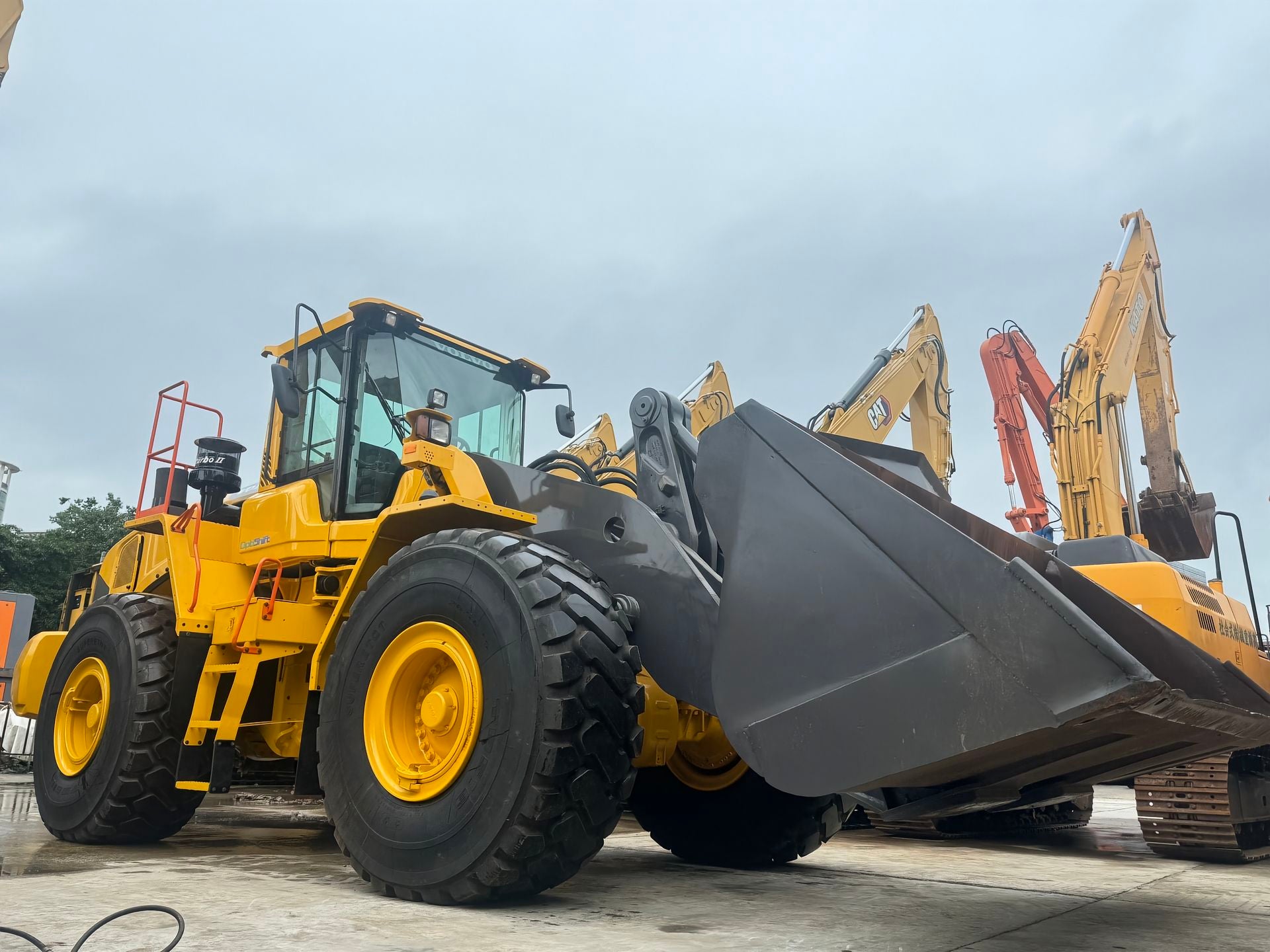 Used Volvo L180G Wheel Loader for Sale rear side view