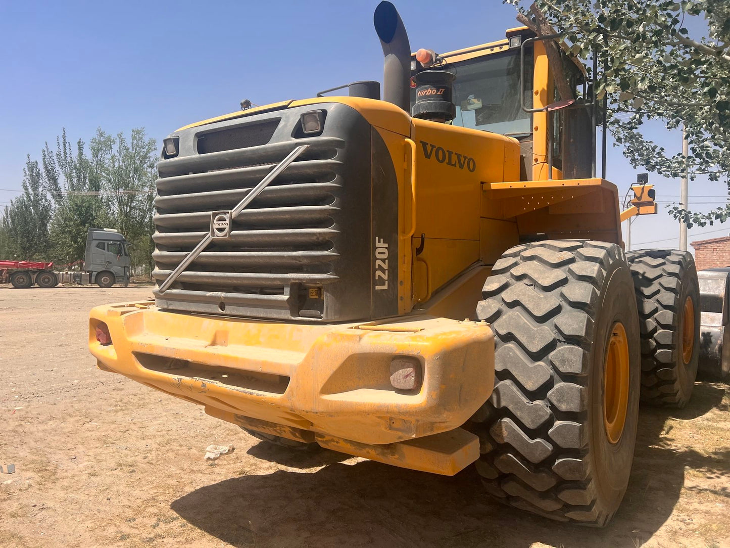 Used Volvo L220F Wheel Loader for Sale front view