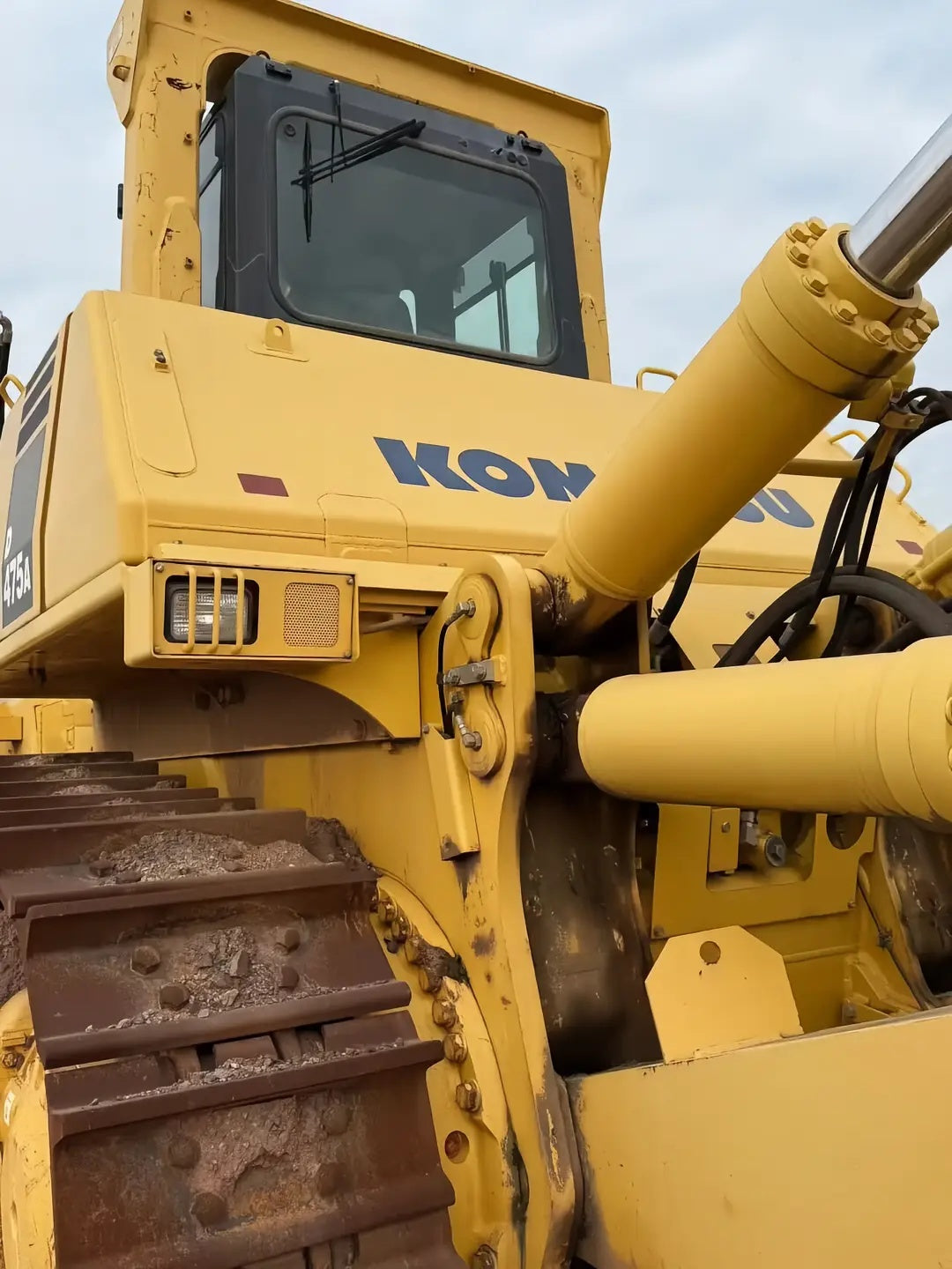 Used Komatsu D475A Bulldozer for Sale detail view