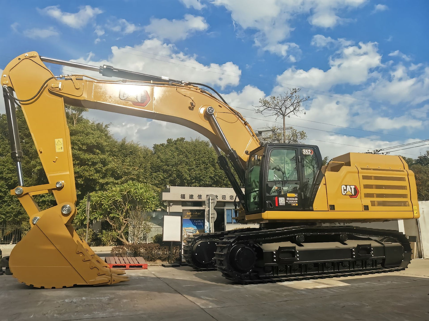 Used Caterpillar 352 Excavator for Sale rear side view