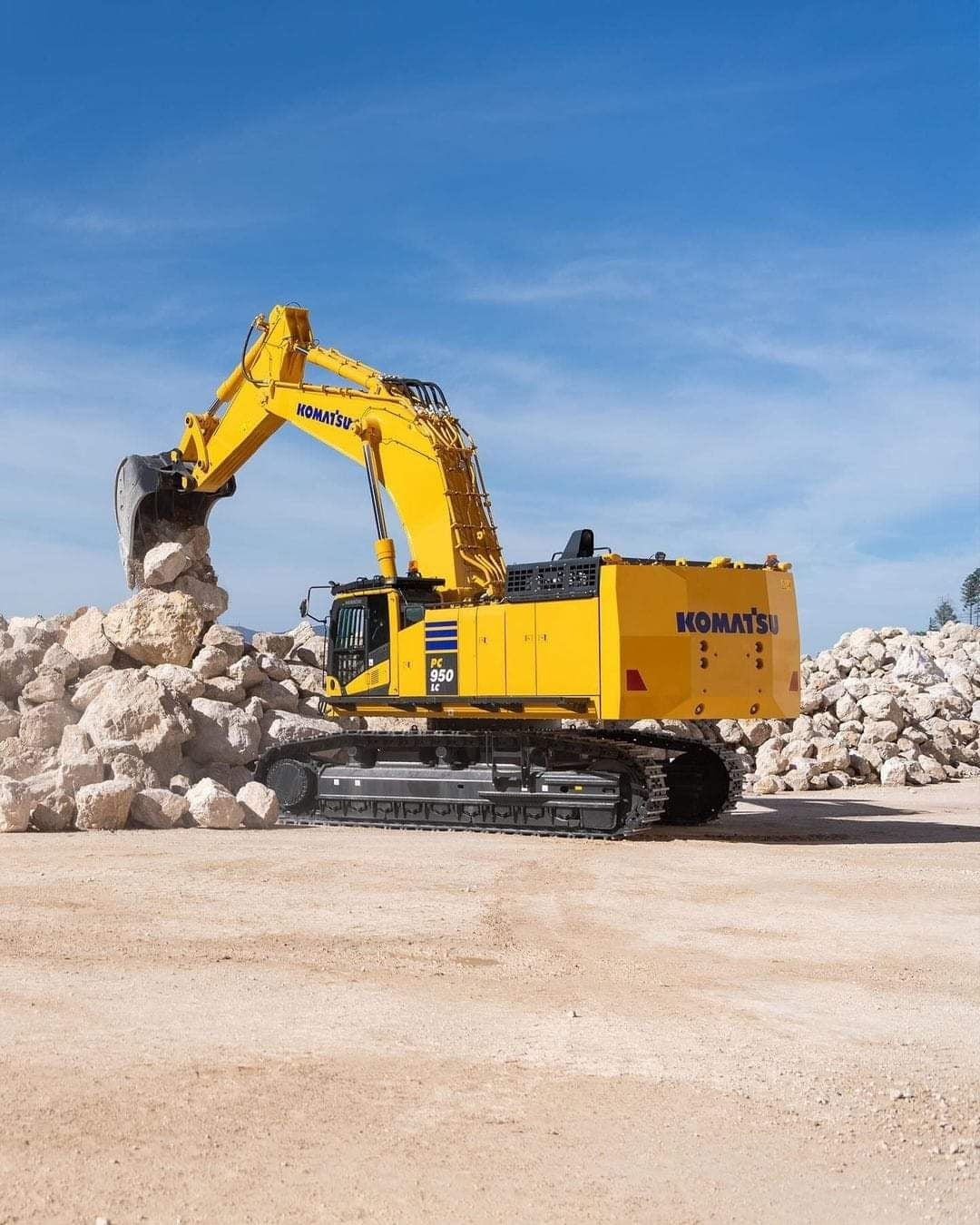 Used Komatsu PC950LC-11 Excavator for Sale detail view