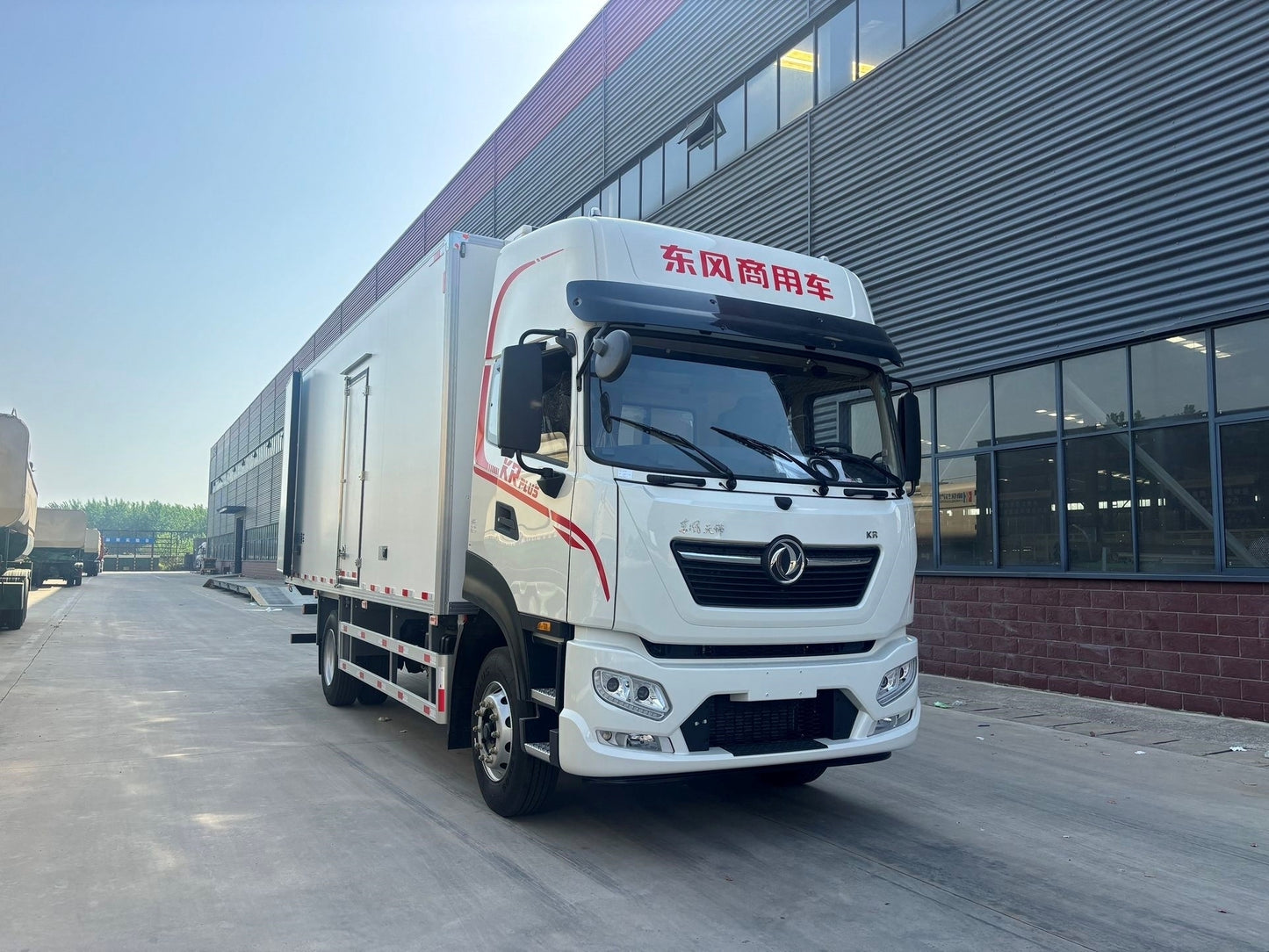 Used Dongfeng KINGRUN 42M³ Refrigerated Truck for Sale front view
