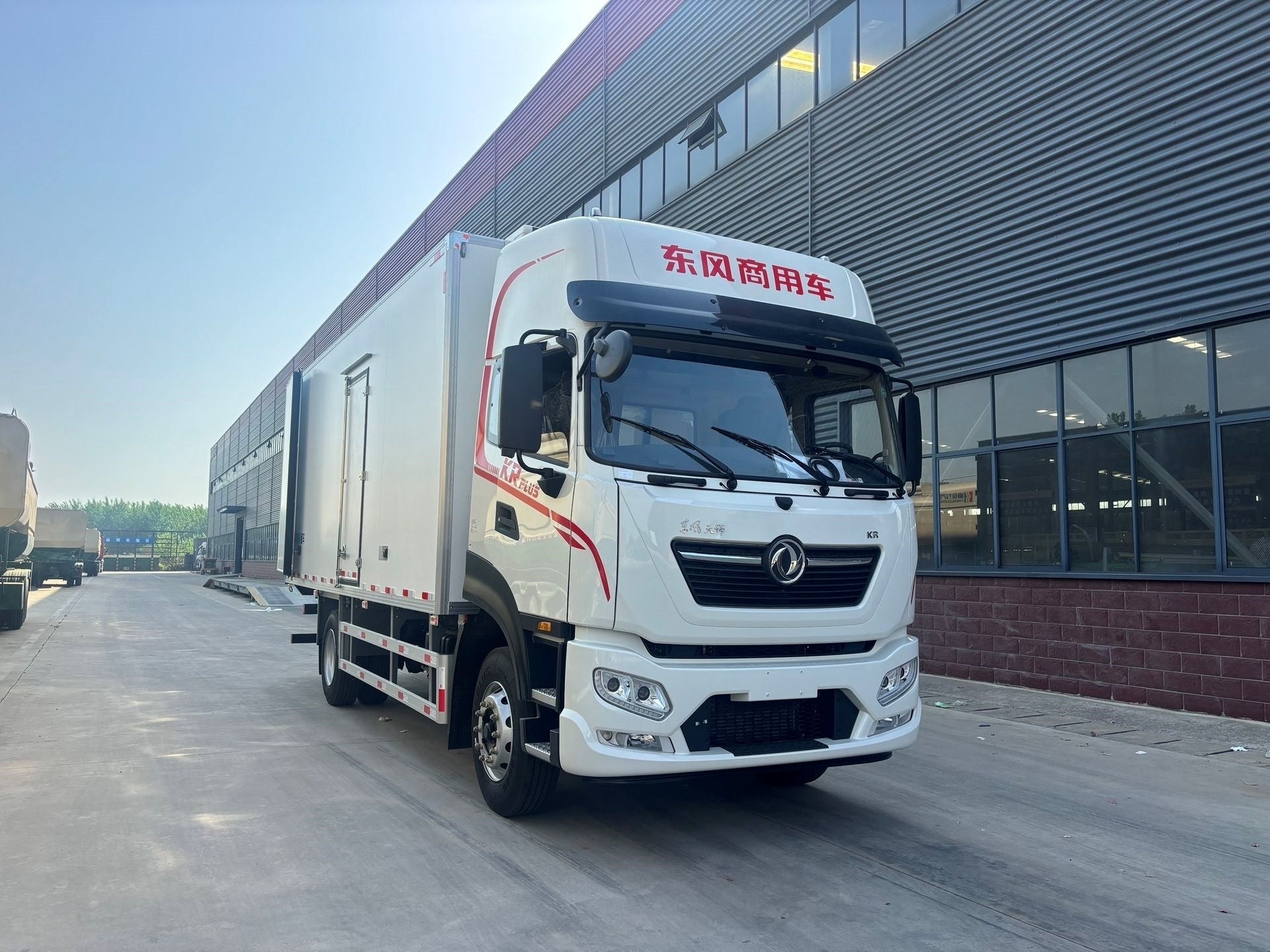 Used Dongfeng KINGRUN 42M³ Refrigerated Truck for Sale front view