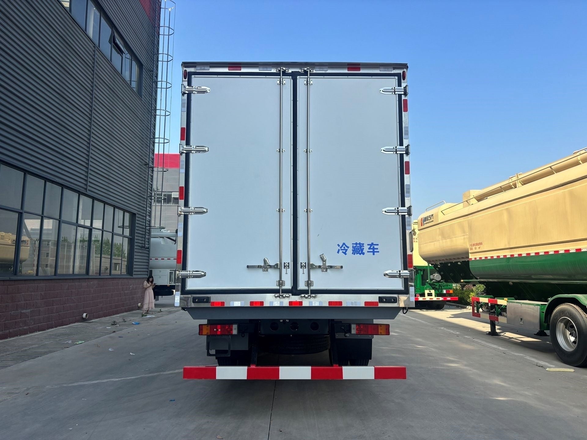 Used Dongfeng KINGRUN 42M³ Refrigerated Truck for Sale detail view