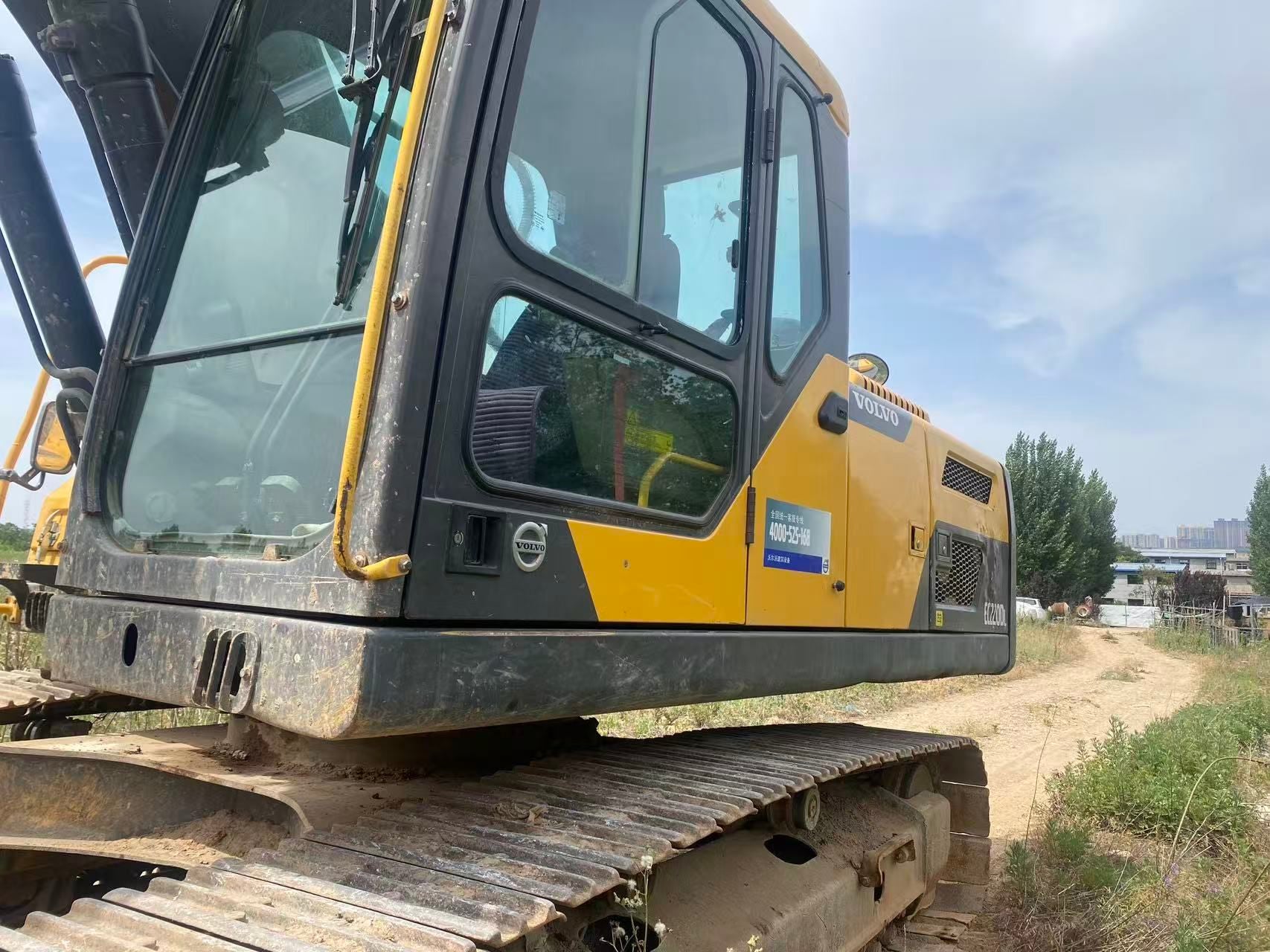 Used Volvo EC220DL Excavator for Sale front view