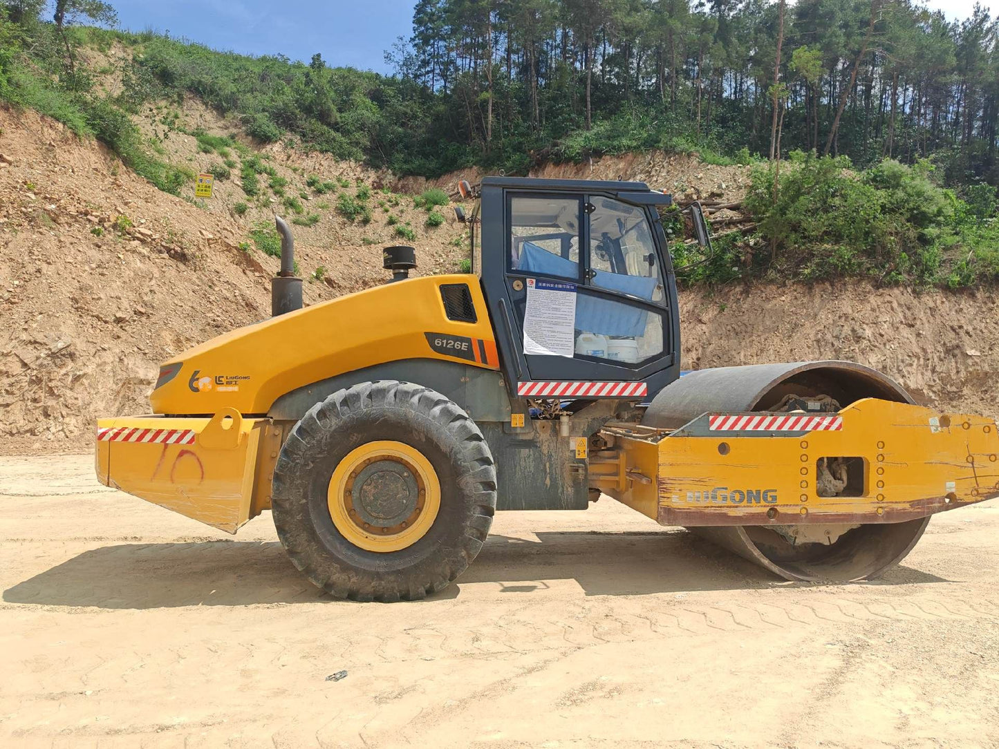 Used Liugong 6126E Road Roller for Sale rear side view