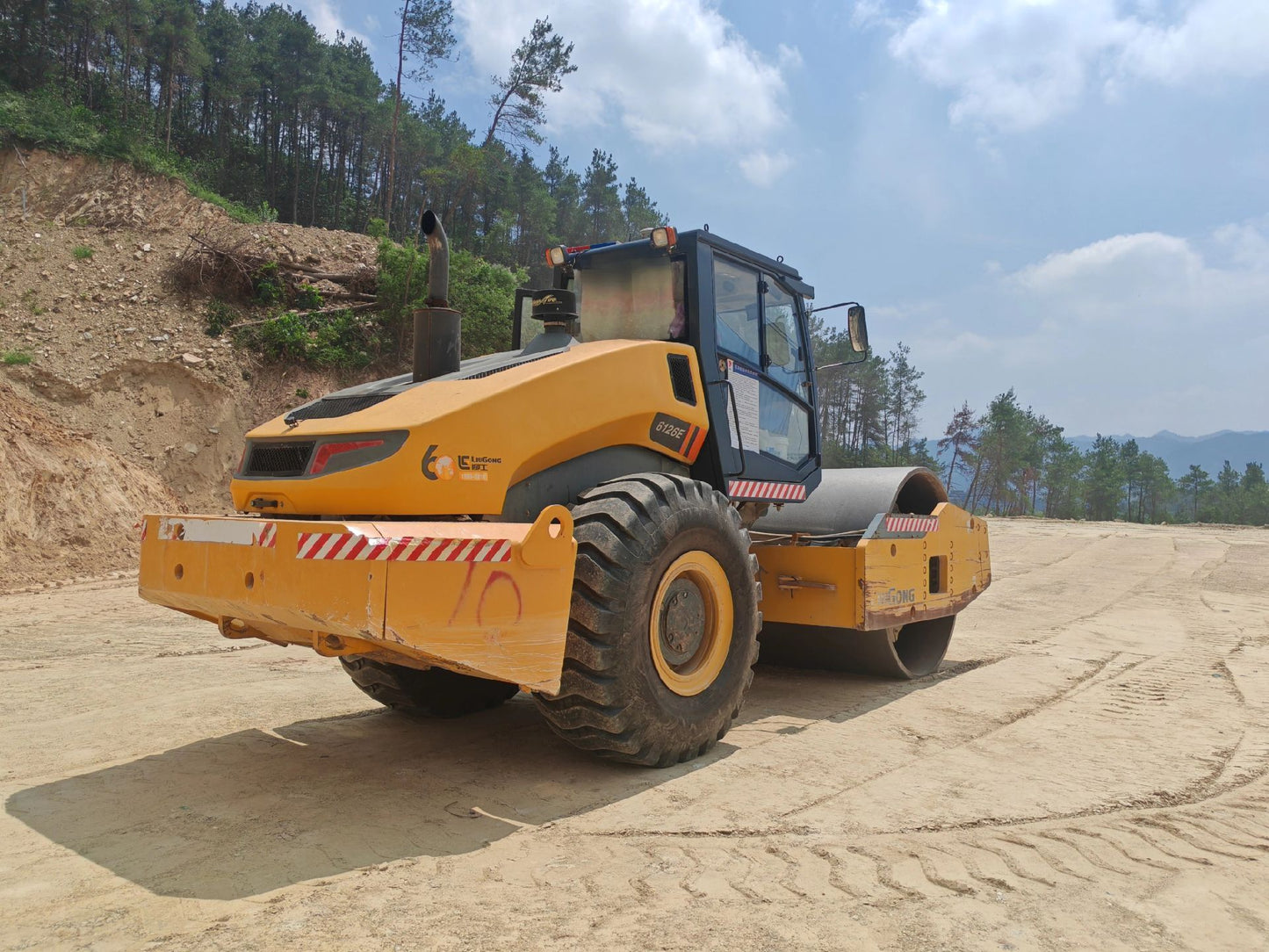 Used Liugong 6126E Road Roller for Sale front view