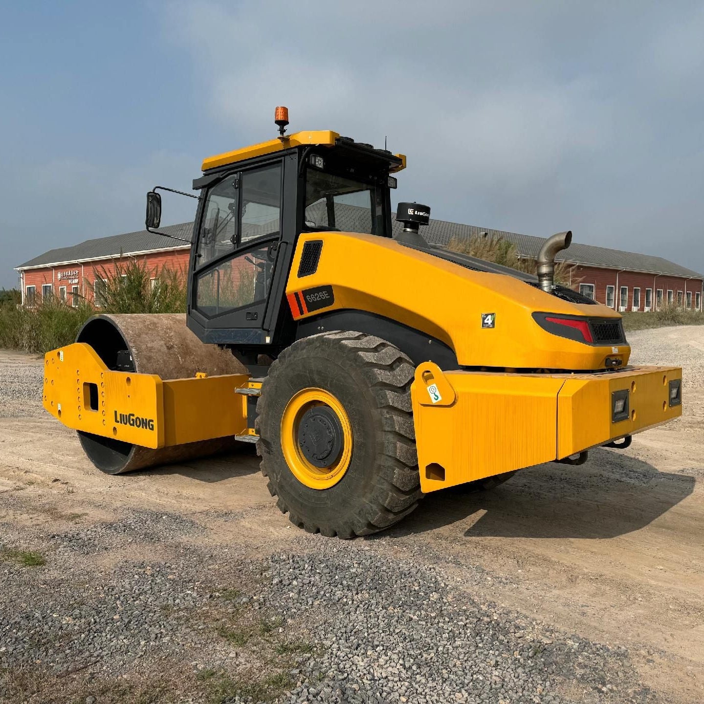 Used Liugong 6626E Road Roller for Sale side view