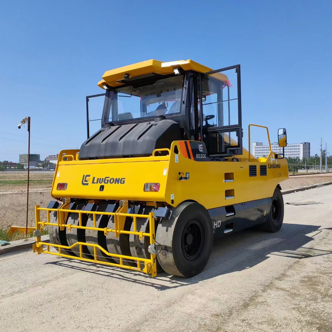 Used Liugong 6530E Road Roller for Sale side view