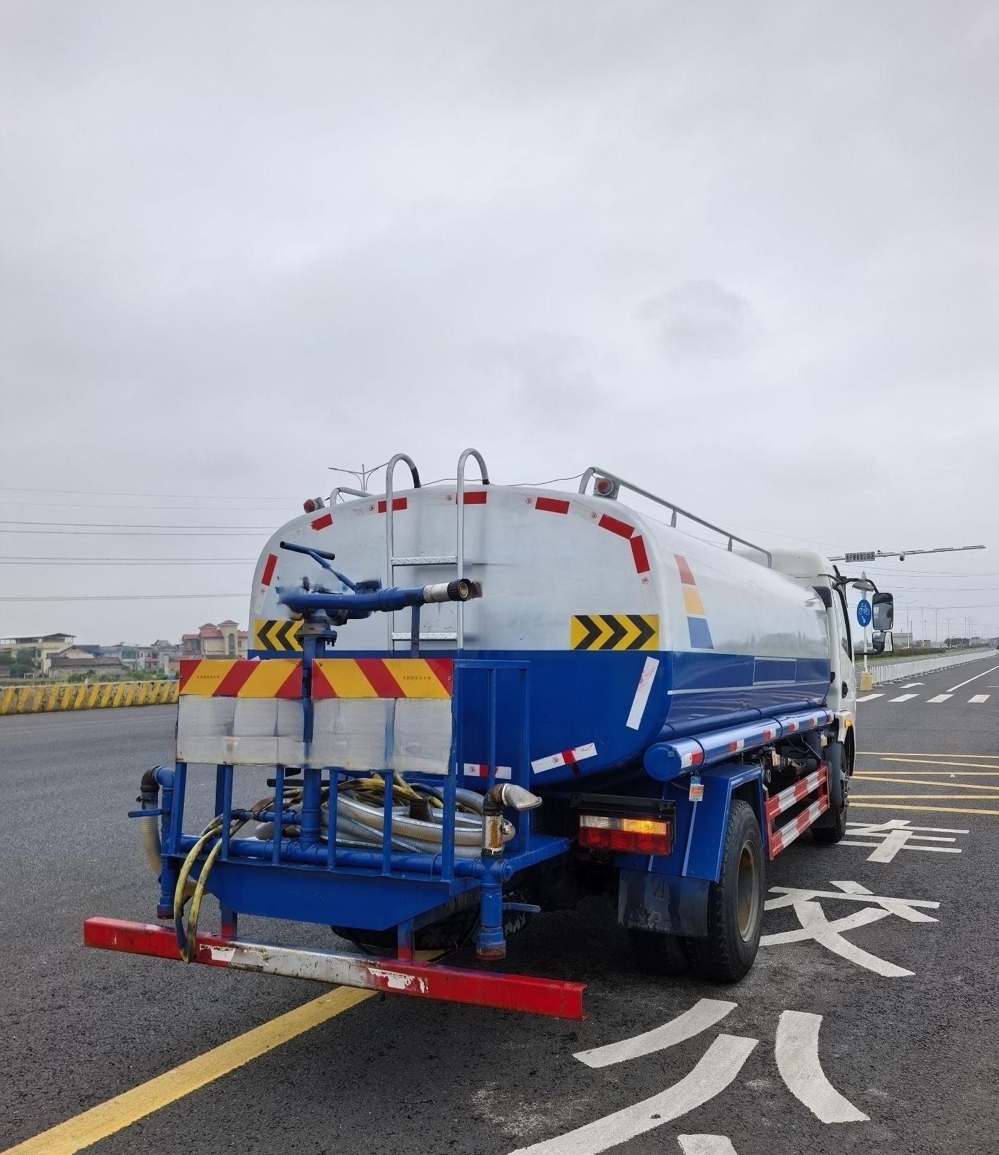 Used Dongfeng DFAC KINLAND 5CBM Water Sprinkler Truck for Sale rear side view