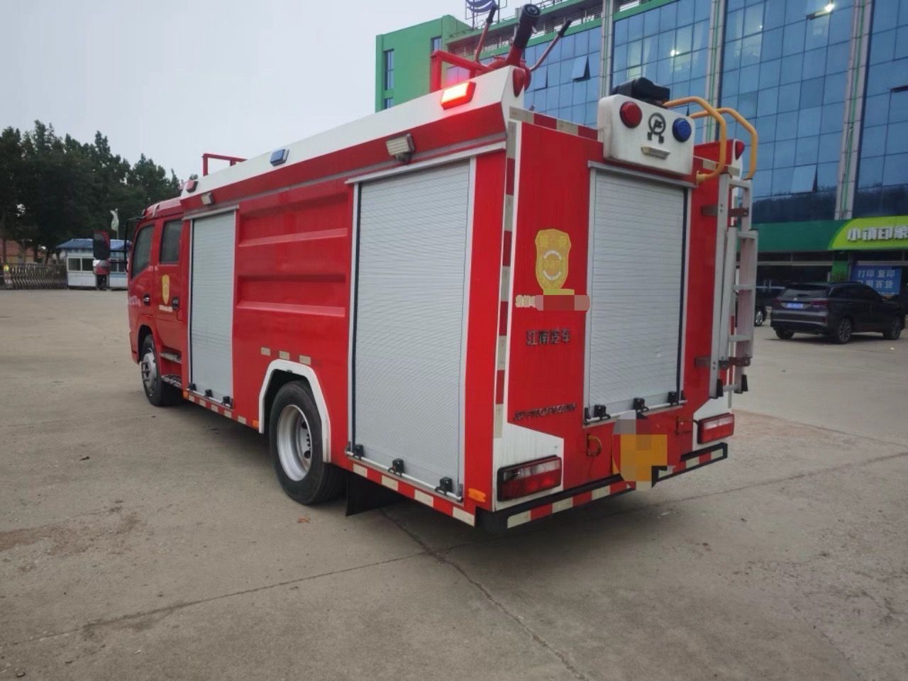 Used Dongfeng DFAC DOUBLE CAB Water Tank Fire Truck for Sale front view