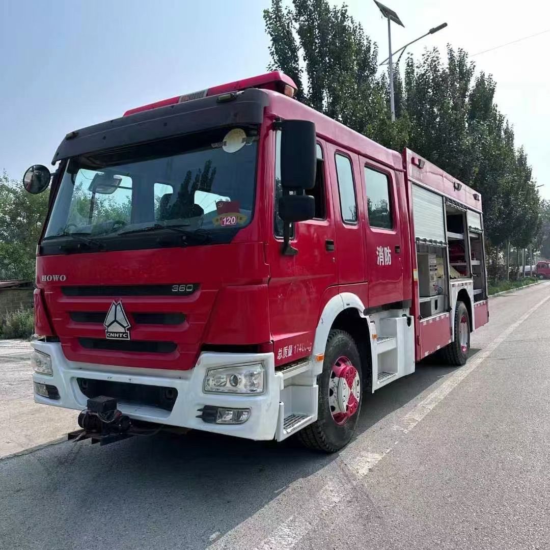 Used SINOTRUK HOWO Double Cab Water Tank Fire Truck