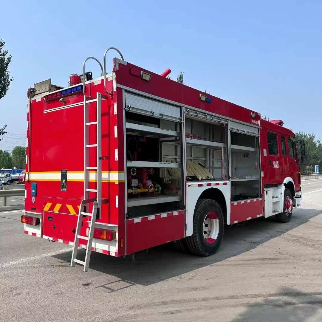 Used SINOTRUK HOWO Double Cab Water Tank Fire Truck