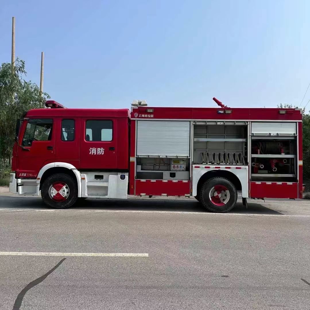 Used SINOTRUK HOWO Double Cab Water Tank Fire Truck