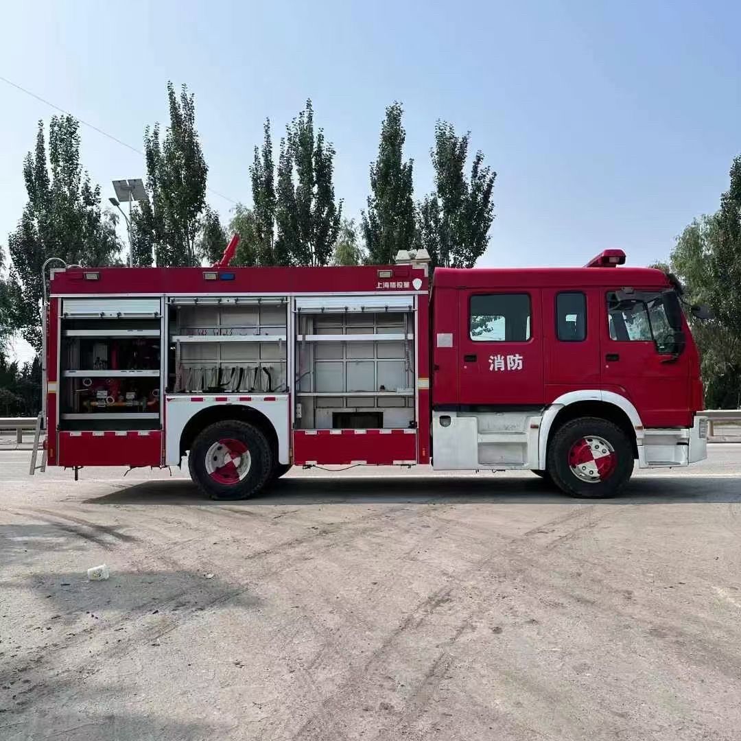Used SINOTRUK HOWO Double Cab Water Tank Fire Truck