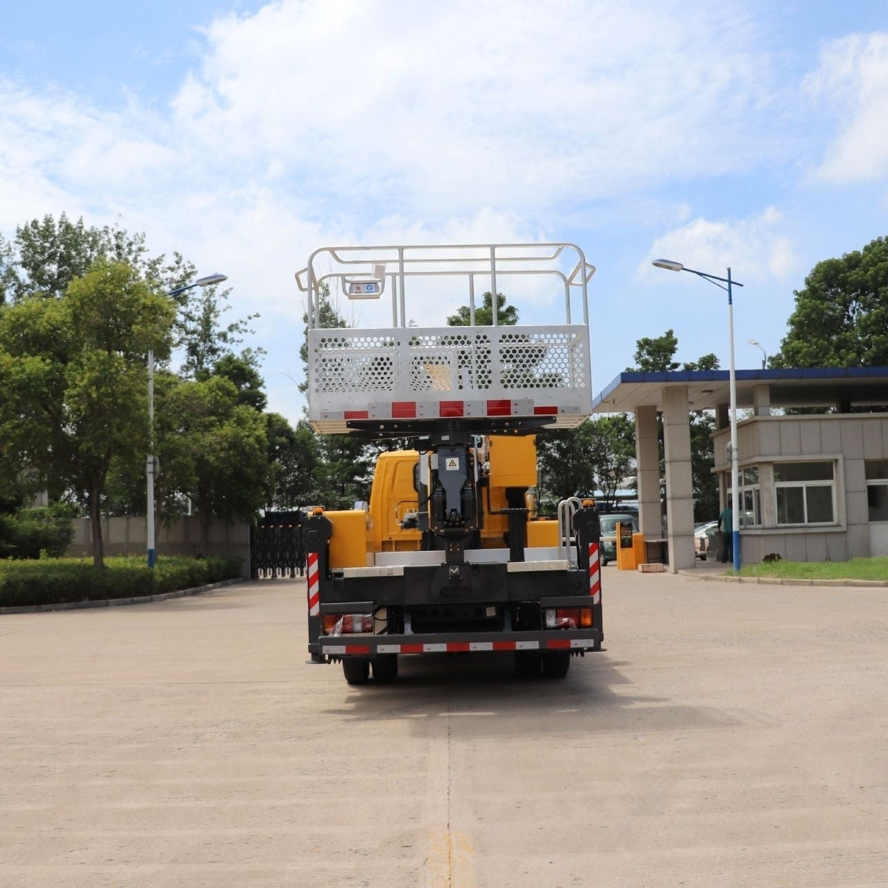 Used ISUZU ELF 120HP 28m Aerial Working Platform Truck