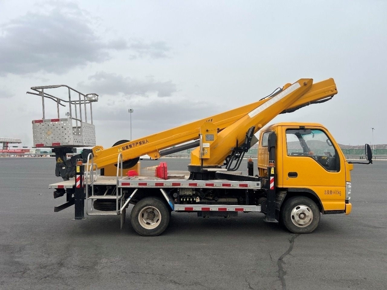 Used ISUZU Double Cab 18m Articulated Boom Aerial Work Platform Truck