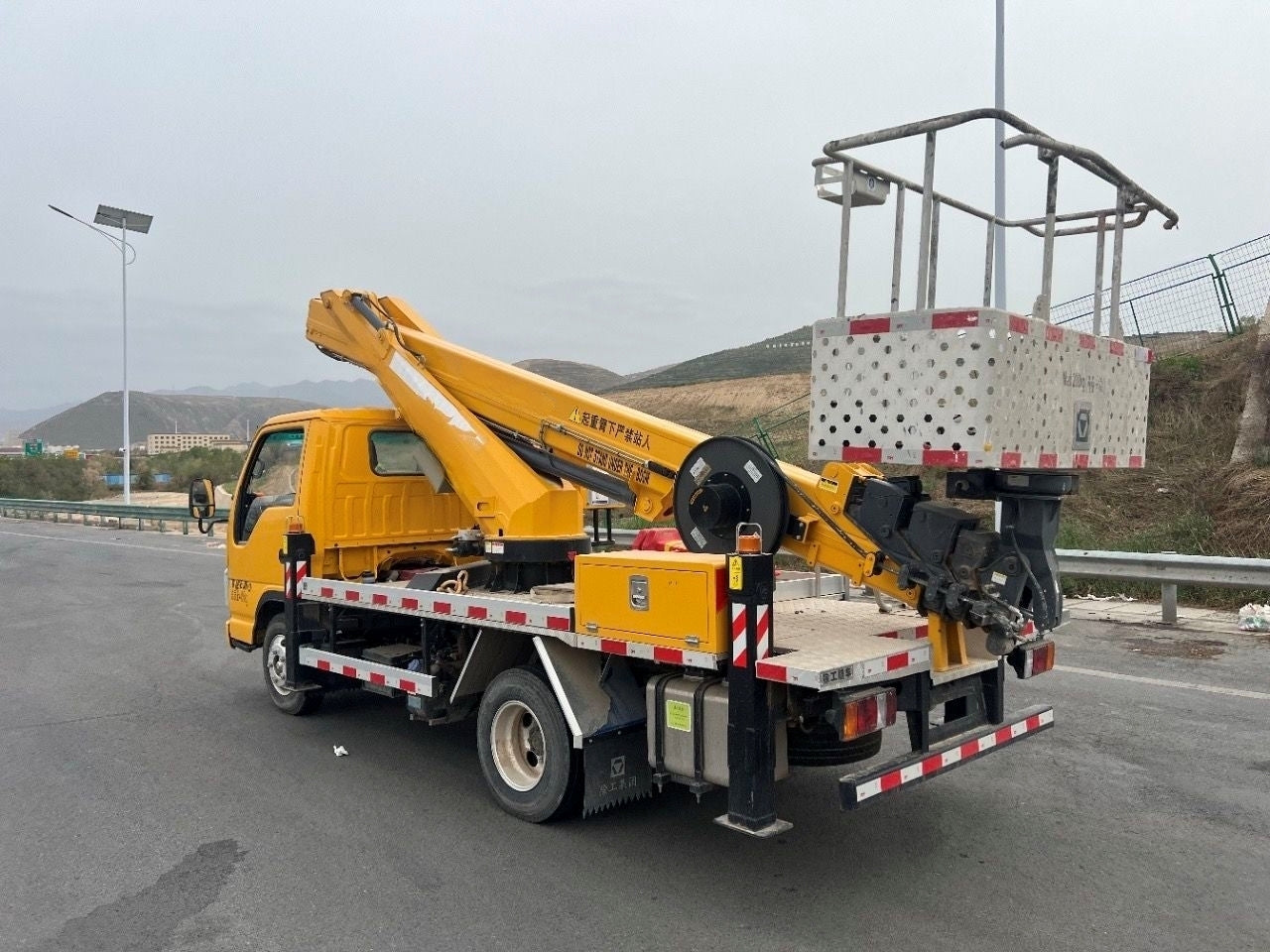 Used ISUZU Double Cab 18m Articulated Boom Aerial Work Platform Truck
