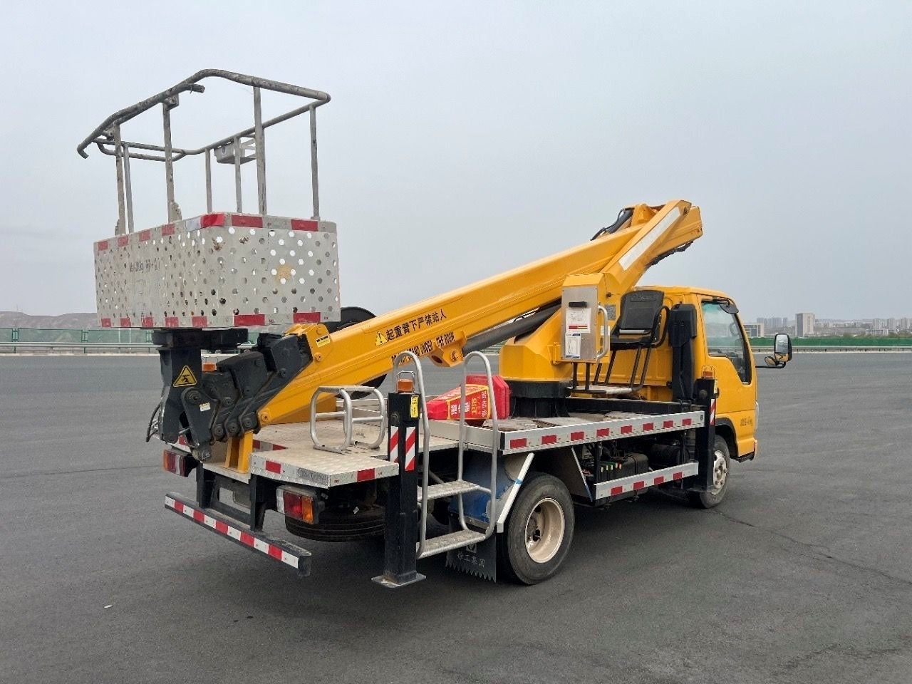 Used ISUZU Double Cab 18m Articulated Boom Aerial Work Platform Truck
