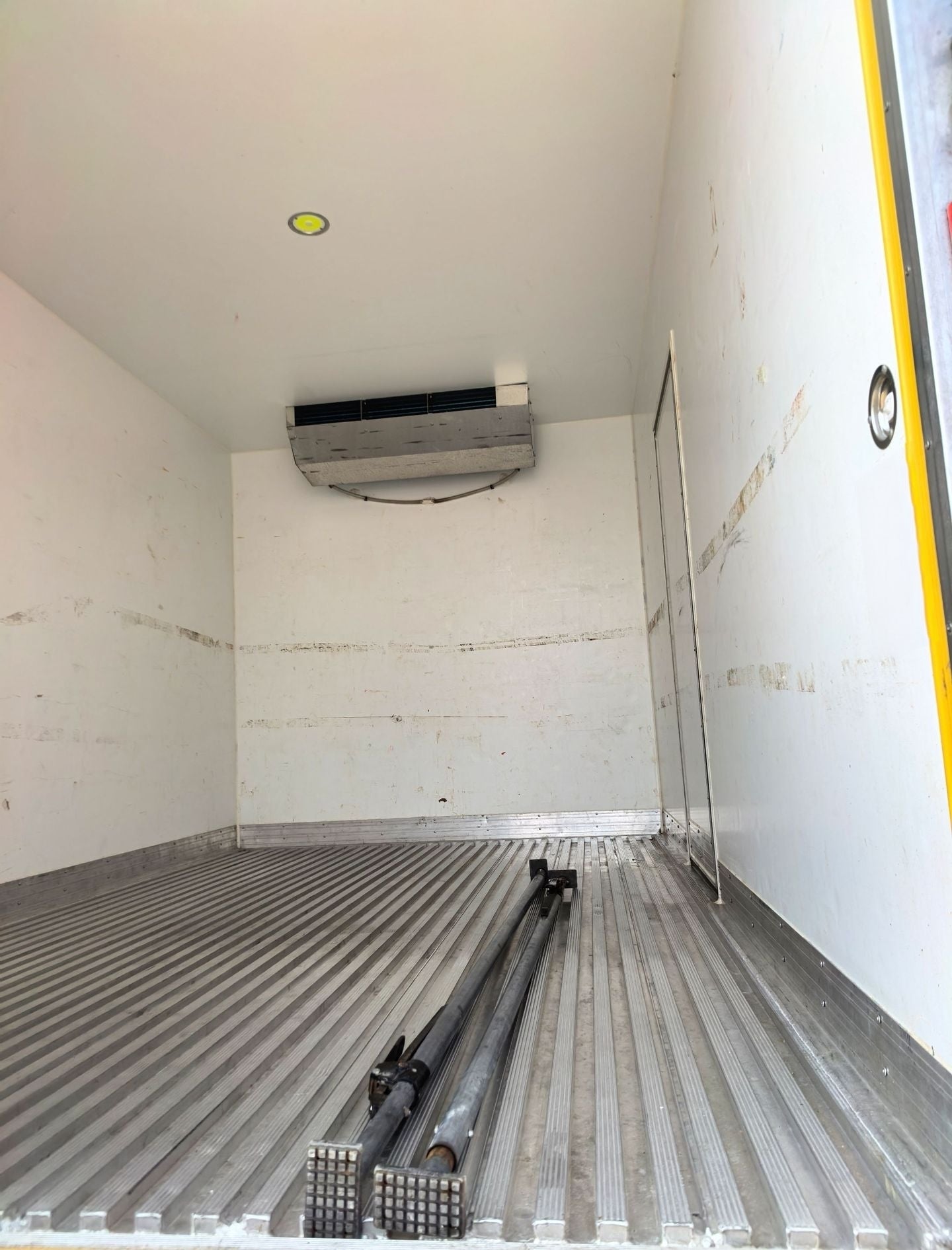 Used HOWO T5 170HP 4.2m YUJI Refrigerated Cargo Truck