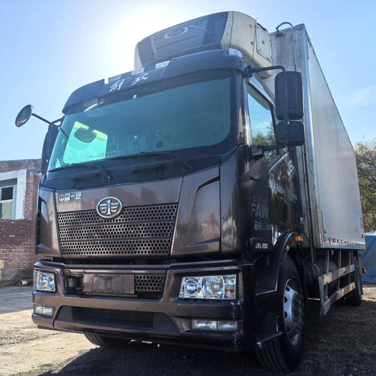 Used FAW 220HP Refrigerated Cargo Truck for Sale side view