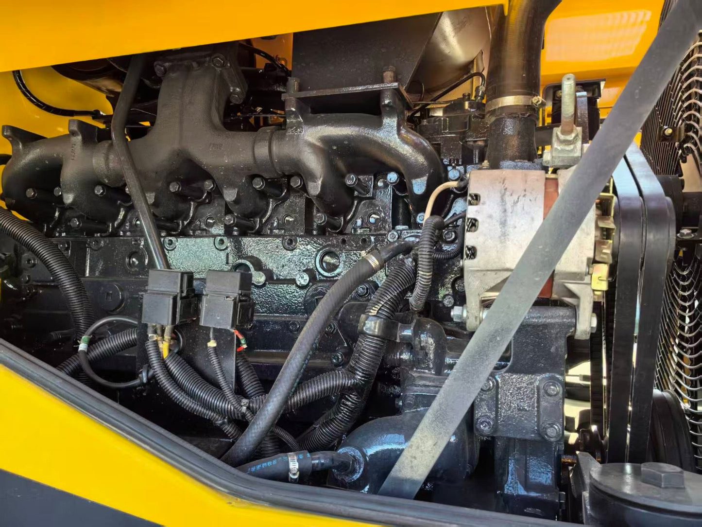Used Komatsu WA470 Wheel Loader for Sale engine and hydraulic area for sale