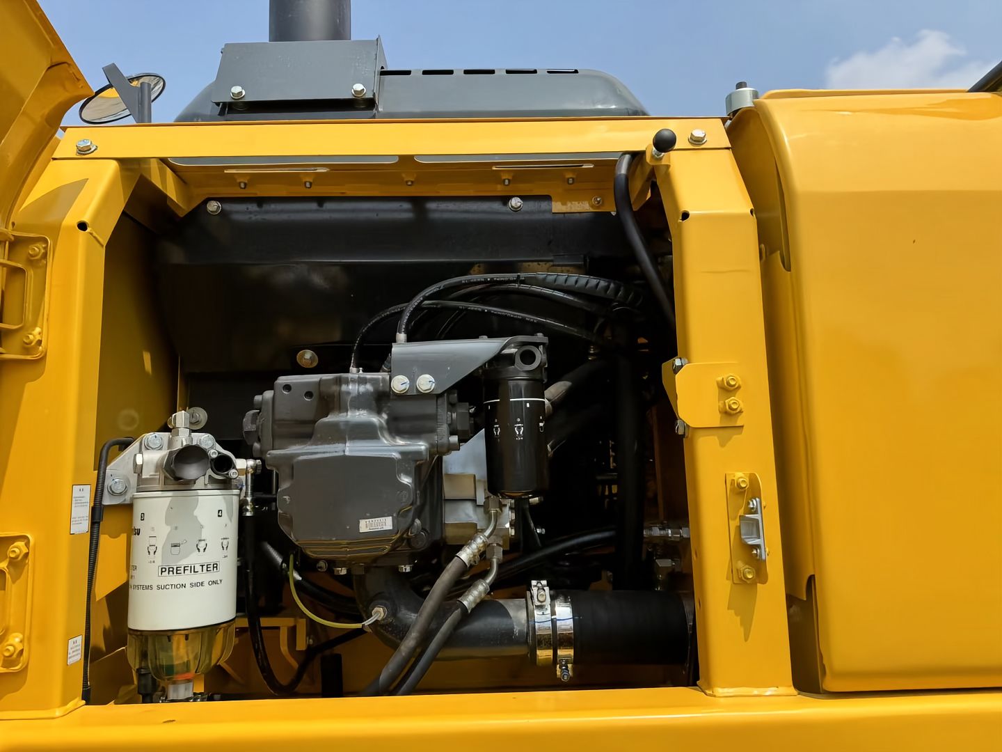 Used Komatsu PC200-6 Excavator for Sale tire and chassis detail for sale